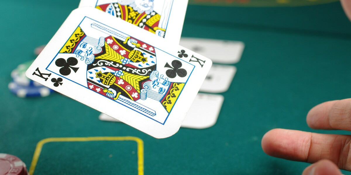 Exploring Online Gambling and Scam Verification with the Inavegas Community