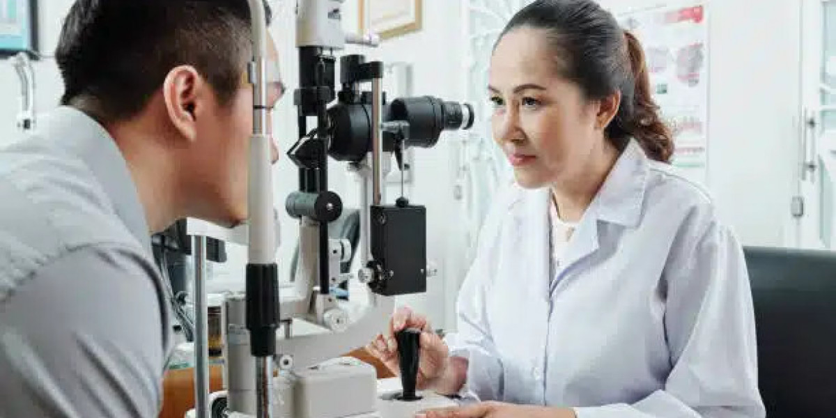 10 Signs It’s Time to Visit an Eye Doctor