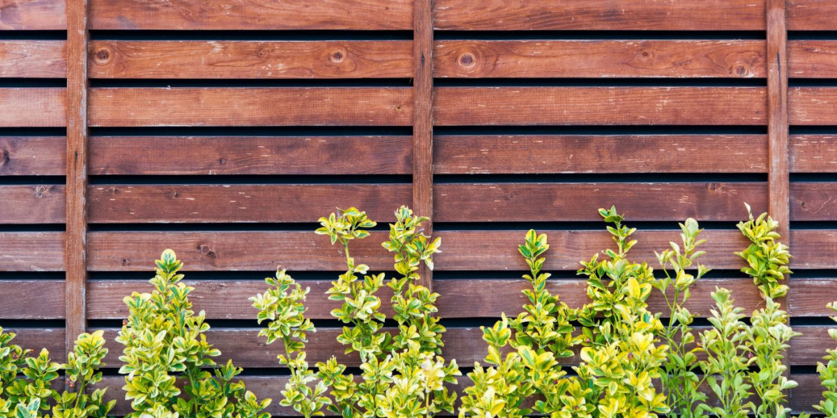 Enhancing Your Yard’s Look with a Skilled Wood Fence Builder
