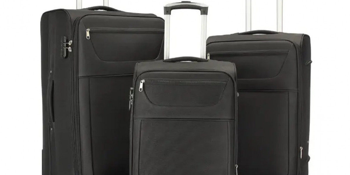 Using a Large-Capacity Travel Suitcase for Long Trips