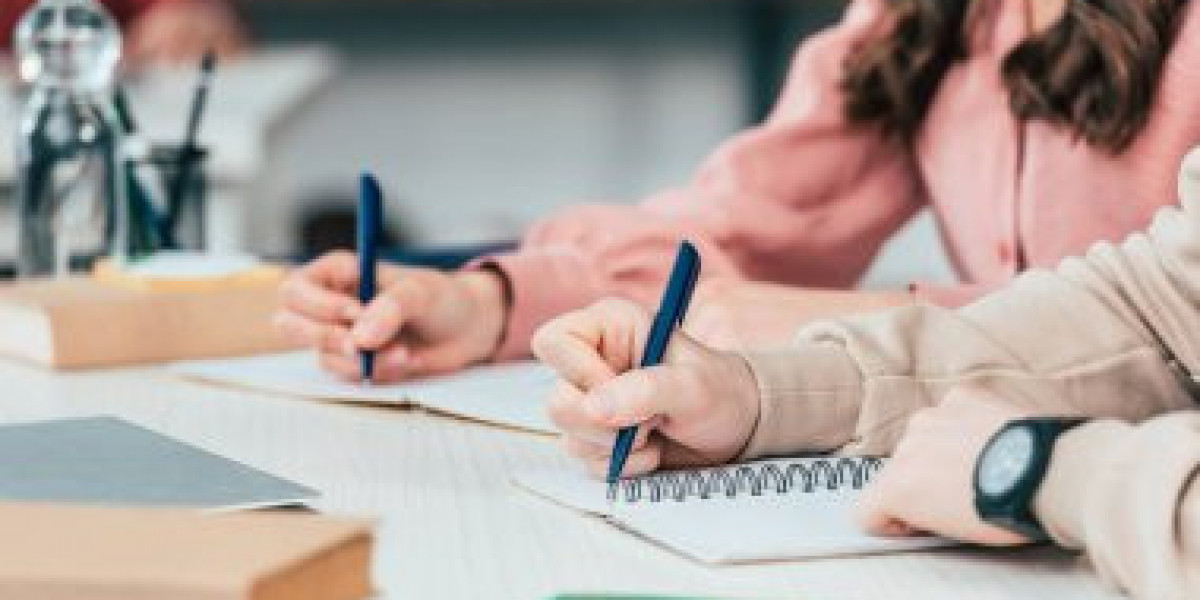 Expert Support for Linguistics and Masters Dissertations in the UK