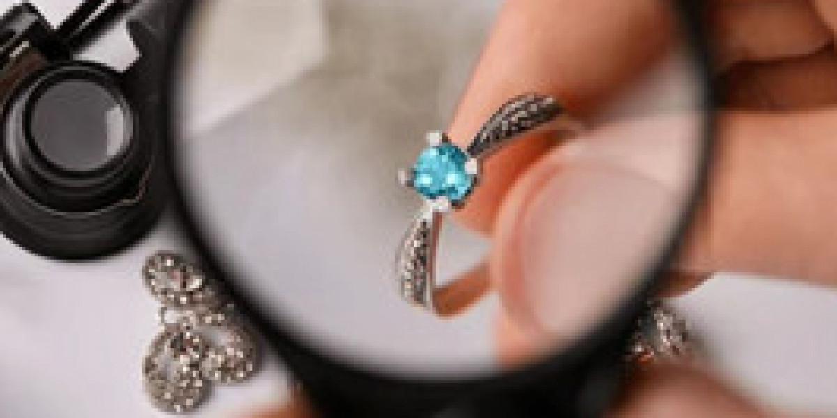 The Art of Choosing an Engagement Ring in Toronto: A Guide to Craftsmanship and Custom Design